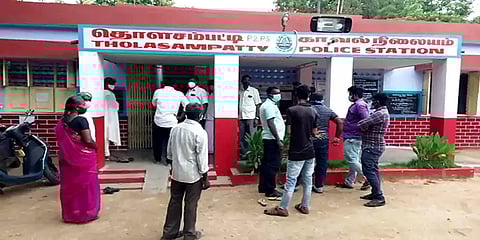 ஓமலூர்: பெற்றோர் எதிர்ப்பால் திருமணமான உடன் காவல் நிலையத்தில் தஞ்சம் அடைந்த காதல் தம்பதி
