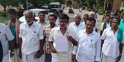 ”கால்வாயை தூர்வாரியதாக 20 ஆண்டுகளாக மோசடி” : மதுரை ஆட்சியரிடம் விவசாயிகள் புகார் மனு