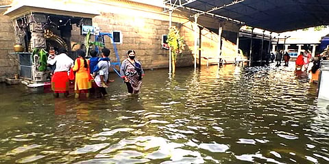 தொடர்மழை எதிரொலி: வெள்ள நீரில் மிதக்கும் வேலூர் கோட்டை ஜலகண்டேஸ்வரர் ஆலயம்