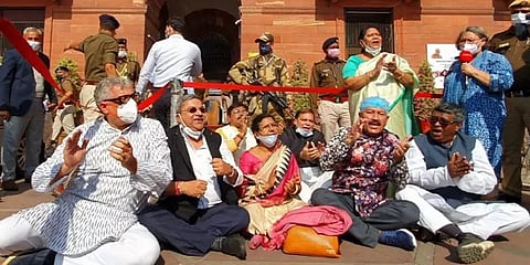 உள்துறை அமைச்சகத்தின் வாசலில் அமர்ந்து திரிணாமூல் காங்கிரஸ் எம்.பி.க்கள் தர்ணா