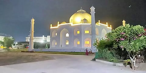 வியக்க வைக்கும் அழகு! மனைவிக்கு காதல் பரிசாக தாஜ்மகால் போன்ற வீடு கட்டிய கணவர்