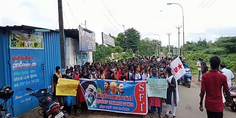 கல்வி நிறுவனங்களில் நடக்கும் பாலியல் வன்கொடுமைகளை கண்டித்து மாணவர்கள் ஆர்ப்பாட்டம்