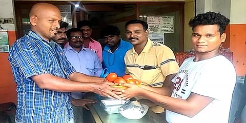 இரண்டு பிரியாணி வாங்கினால் அரை கிலோ தக்காளி இலவசம்