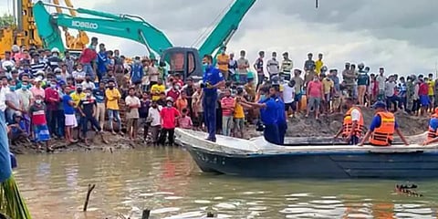 இலங்கையில் படகு கவிழ்ந்து ஏற்பட்ட விபத்தில் பள்ளி மாணவர்கள் உள்பட 6 பேர் உயிரிழப்பு