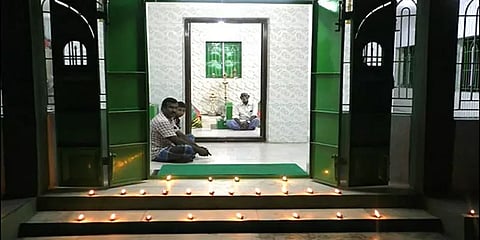 மத நல்லிணக்கம்: 400 ஆண்டுகள் பழமை வாய்ந்த தர்காவில் கார்த்திகை தீப வழிபாடு