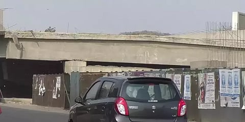 சென்னை: சாலையில் பணம் சிதறிக்கிடப்பதாக கார் ஓட்டுநரின் கவனத்தை திசைதிருப்பி கொள்ளை