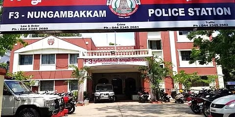 சென்னை: காரில் இருந்து கேட்ட இளம் பெண்ணின் அலறல் சத்தம்: காரை தடுத்து காப்பாற்றிய காவலர்