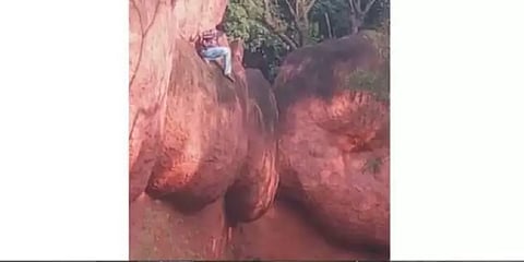 ஹைதராபாத்: வைரத்தைத் தேடி விலங்கியல் பூங்காவின் சிங்கக்குகைக்குள் குதிக்க முயன்ற நபர் கைது