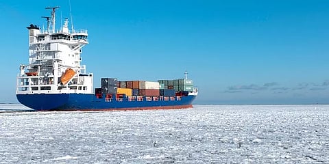 ரஷ்யப்பகுதியில் உறைந்த ஆர்ட்டிக் கடல் - நகரமுடியாமல் நடுக்கடலில் சிக்கிய கப்பல்கள்!