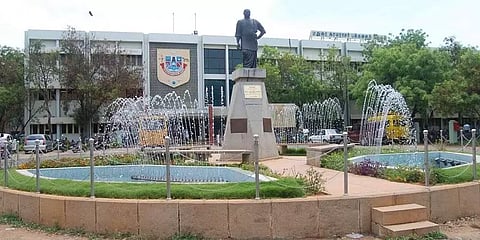 2 மாணவர்களுக்கு கொரோனா - மதுரை காமராஜர் பல்கலைக்கழக விடுதிக்கு ஒரு வாரம் விடுமுறை