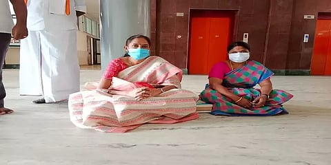 கரூர் மாவட்ட ஆட்சியரை கண்டித்து எம்பி ஜோதிமணி உள்ளிருப்பு போராட்டம்