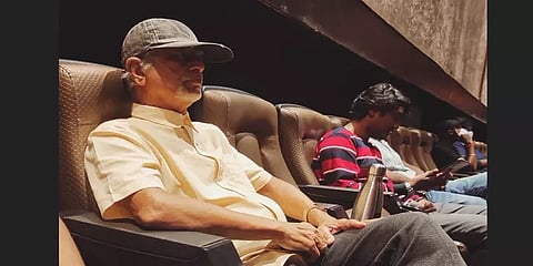 ரசிகர்களுடன் தியேட்டரில் அமர்ந்து ‘மாநாடு’ பார்த்த எஸ்.ஏ சந்திரசேகர்