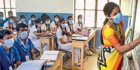 பாலியல் தொல்லையில் சிக்கும் பள்ளிக்குழந்தைகள்.. உளவியல் ஆலோசனைகளும் அரசின் கடமையும்!