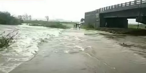 கடலூர்: உபரிநீர் திறப்பால் நீரில் மூழ்கிய 4 தரைப்பாலங்கள்