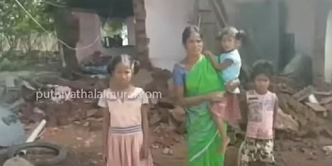 கிருஷ்ணகிரி: குளியலறையில் 3 குழந்தைகளுடன் வசிக்கும் கொரோனாவால் கணவரை இழந்த பெண்