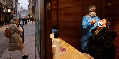 உலகை அச்சுறுத்தும் அடுத்த கொரோனா திரிபுக்கு ‘ஓமிக்ரான்’ என பெயரிட்ட உலக சுகாதார நிறுவனம்