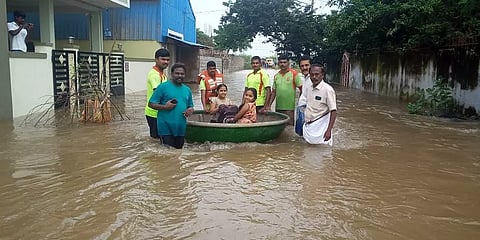 திருச்சி: தொடர் கனமழையால் 500 வீடுகளுக்குள் நீர்; படகு மூலம் மக்களை மீட்கும் பணி தீவிரம்