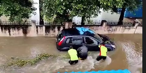 செங்கல்பட்டில் கனமழை: வெள்ளத்தில் அடித்துச் செல்லப்பட்ட வாகனங்கள்