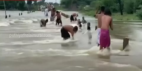 புதுக்கோட்டை: பாம்பாற்றில் வெள்ளப்பெருக்கு; ஆபத்தை உணராமல் குளித்து மகிழும் சிறார்கள்