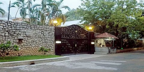 ஜெயலலிதா வசித்த இல்லத்தின் சாவியை ஒப்படைக்கக்கோரி தீபா, தீபக் மனு