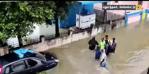 தமிழகம் முழுவதும் வெளுத்து வாங்கிய மழை: சிரமத்தை சந்தித்த மக்கள்