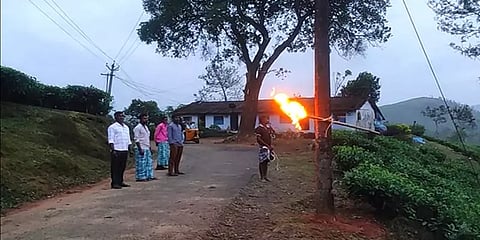 நீலகிரி: தெரு விளக்கு வசதி கேட்டு கிராம மக்கள் நூதன போராட்டம்