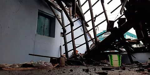 நெல்லை: தொடர் கனமழையால் இடிந்து விழுந்த வீட்டின் மேற்கூரை; நல்வாய்ப்பாக தப்பித்த முதியவர்