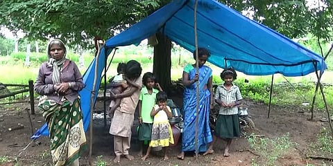 கிருஷ்ணகிரி: மழையால் இடிந்த வீடு.. 5 பெண் குழந்தைகளுடன் மரத்தடியில் வாழும் கூலித்தொழிலாளி