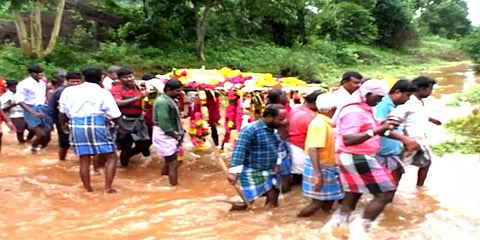 சாலை வசதி இல்லாததால் முழங்கால் அளவு தண்ணீரில் சடலத்தை தூக்கிச் செல்லும் அவலம்