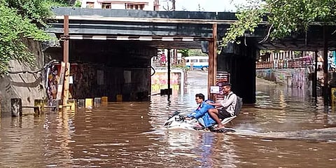 மதுரை: நீரில் மூழ்கிய ரயில்வே சுரங்கப்பாதை; ஆபத்தை உணராமல் பயணிக்கும் வாகன ஓட்டிகள்