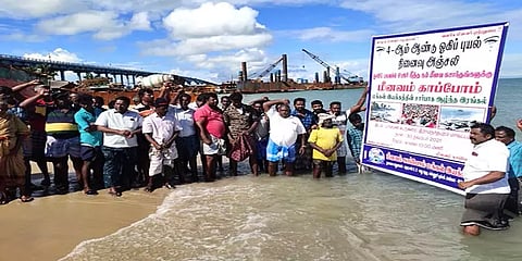 ராமேஸ்வரம்: ஒக்கி புயலால் உயிரிழந்த மீனவர்களுக்கு கடலில் இறங்கி அஞ்சலி