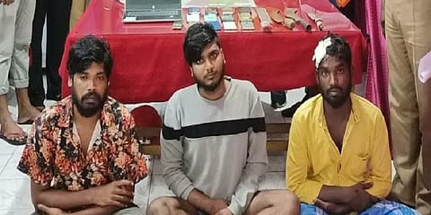 சென்னை: வழிப்பறி கொள்ளையர்கள் 3 பேர் கைது; லேப்டாப், செல்போன்கள், பைக், கத்திகள் பறிமுதல்