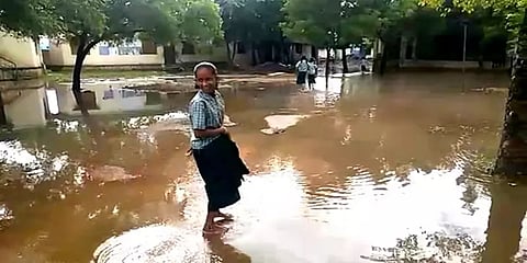 அரசுப்பள்ளி வளாகத்தில் குளம்போல் தேங்கியுள்ள மழை நீர்: நோய் தொற்று பரவும் அபாயம்