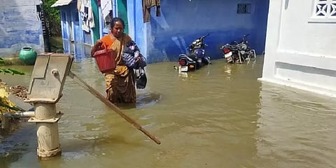 நெல்லை: குடியிருப்பு பகுதிகளை சூழ்ந்த வெள்ள நீர் - பாதுகாப்பான இடம்தேடி வெளியேறும் மக்கள்