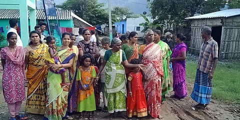 தருமபுரி: மேற்கூரை இடிந்து விழும் நிலையிலுள்ள வீடுகளில் வசிக்கும் 300 இருளர் குடும்பங்கள்