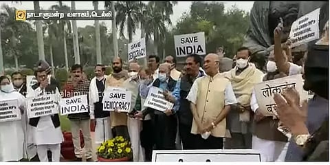 "எம்.பி.க்கள் சஸ்பெண்ட்டை திரும்ப பெறுக" - நாடாளுமன்ற வளாகத்தில் எதிர்க்கட்சி எம்.பி.க்கள்