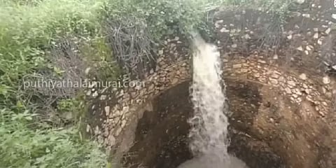 நெல்லை: எவ்வளவு நீரையும் அசராமல் உள்வாங்கும் அதிசயக் கிணறு - பார்க்க அலைமோதும் கூட்டம்