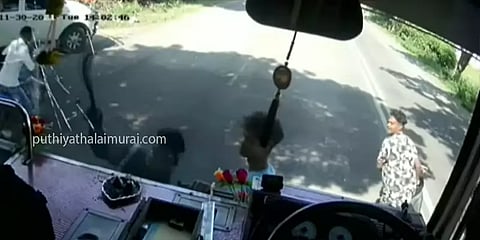 கடலூர்: தனியார் பேருந்தை வழிமறித்து அரிவாளால் கண்ணாடியை தாக்குதல் - மூவர் கைது