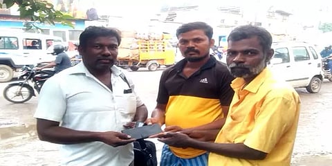 மதுரை: பேருந்தில் தவறவிட்ட செல்போனை உரியவரிடம் ஒப்படைத்த ஓட்டுநர் - குவியும் பாராட்டு