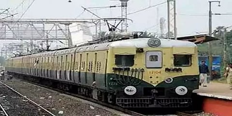 தண்டவாளத்தை கடக்க முயன்ற 2 காளை மாடுகள் ரயில் மோதி உயிரிழப்பு