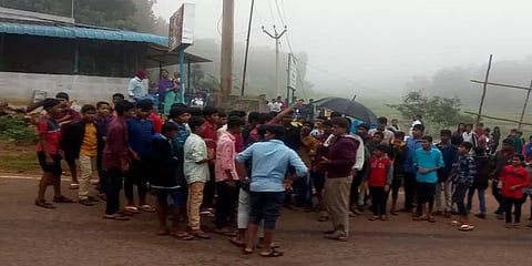 நாமக்கல்: விடுதியில் 2 நாட்களாக உணவு வழங்கவில்லை - போராட்டத்தில் குதித்த மாணவர்கள்