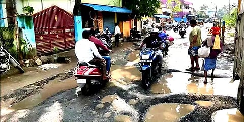 சென்னை: பல்லாங்குழி போல் காட்சியளிக்கும் பூந்தமல்லி சாலை: வாகன ஓட்டிகள் அவதி