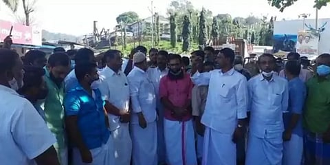 ”முன்னறிவிப்பின்றி திறந்துவிடப்பட்டது முல்லைப்பெரியாறு அணை” - இடுக்கி மக்கள் ஆர்ப்பாட்டம்