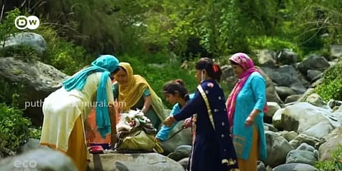 Eco India: இமயமலை அடிவாரத்தில் நதிகளில் தேங்கும் விதவிதமான குப்பைகள் - களமிறங்கும் பெண்கள்