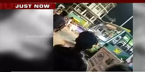 விழுப்புரம்: ஆட்டோ விபத்து - பேருந்தை தீ வைத்து கொளுத்திய உறவினர்கள்