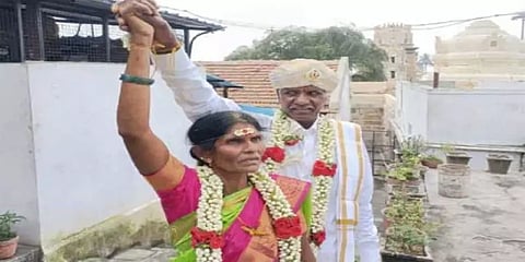 ’இது 60ஸ் கிட்ஸ் காதல்’: 35 வருடங்கள் காத்திருந்து 65 வயதில் காதலியை மணம் முடித்த காதலர்