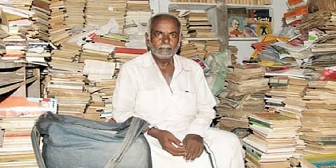 மதுரை: ’புத்தக தாத்தா’ என்று அன்போடு அழைக்கப்பட்ட முருகேசன் உடல்நலக்குறைவால் காலமானார்