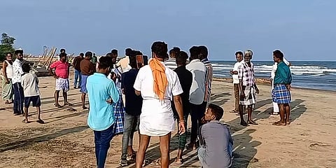 தரங்கம்பாடி: எச்சரிக்கையைமீறி கடலில் குளித்த 2 மாணவர்கள் நீரில் அடித்துச்செல்லப்பட்ட சோகம்