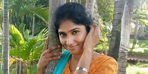 ”காதலின்பேரில் ரூ.2.30 லட்சம் மோசடி”- ‘பிக்பாஸ்’ ஜூலி காவல்நிலையத்தில் புகார்