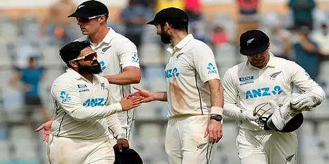 இந்தியா 325 ரன்களுக்கு ஆல் அவுட்: 10 விக்கெட்டுகளையும் தூக்கிய நியூசி., வீரர் அஜாஸ் படேல்